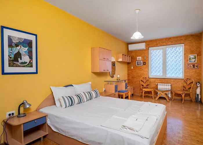 Vintage And Cozy 2Bd Apartment In Prime Location
