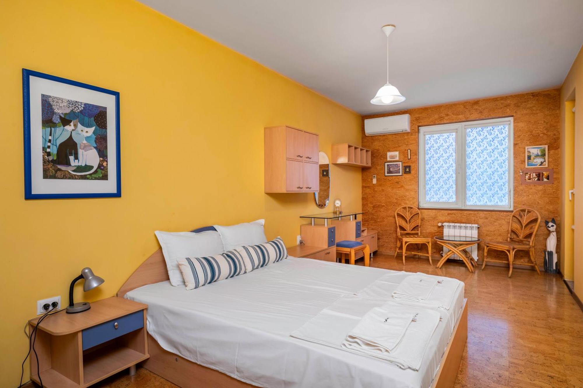 Апартамент Vintage And Cozy 2bd In Prime Location София