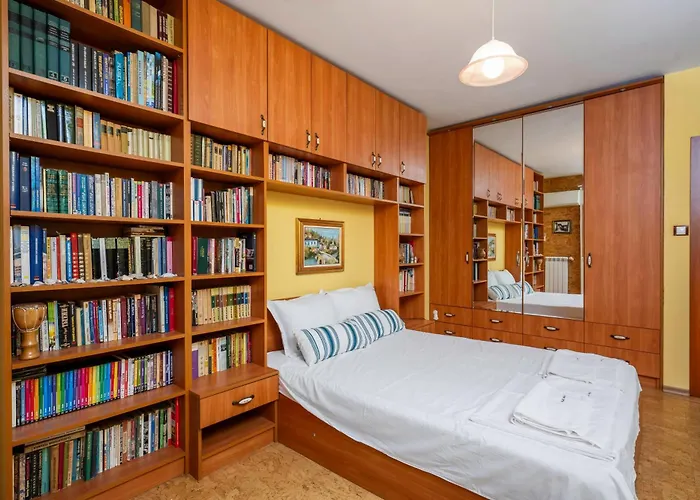 Vintage And Cozy 2Bd Apartment In Prime Location