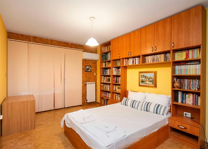 Vintage And Cozy 2Bd Apartment In Prime Location